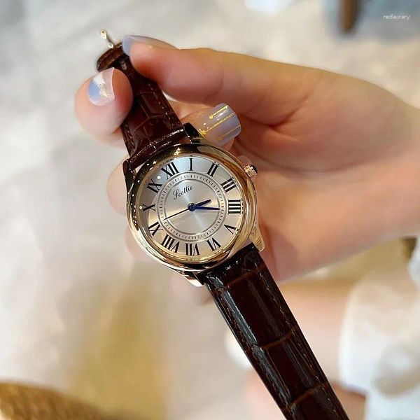 Montre-bracelets pour femmes en cuir vintage Regardez Brown Retro Dial Quartz Dames Watch Belt Small Regio Feminino