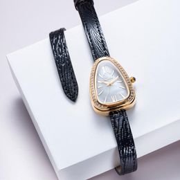 Relojes de pulsera Reloj para mujer Diseño de cabeza de serpiente de oro de lujo Esfera verde Relojes de cuarzo para mujer Reloj de pulsera para mujer W / Bling Diamond Reloj MujerWr