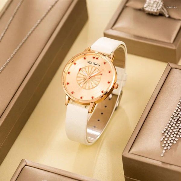 Relojes de pulsera Reloj para mujer Relojes 2023 Productos de venta Aleación Cinturón de diamante Luminoso Mano Cuarzo