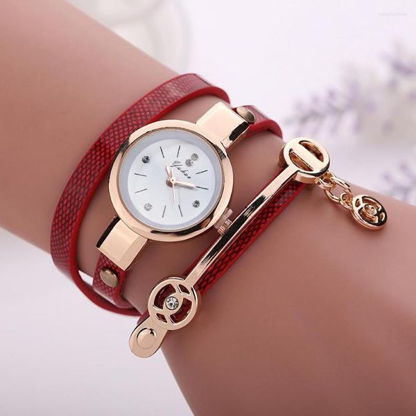 Montres-bracelets Montres Bagues de mode Bracelet en PU pour femmes Bracelets Marchandises de performance Vente en gros 6pcs