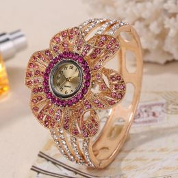 Polshorloges Woman's Business Watches With Flower Shape Dial Rhinestones Quartz Kijk voor vriend Family Neighbours Gift