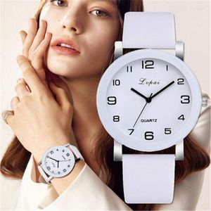 Relojes de pulsera Reloj de mujer Moda Simple Blanco Cuarzo Deporte Banda de cuero Relojes casuales para mujer Pulsera de mujer