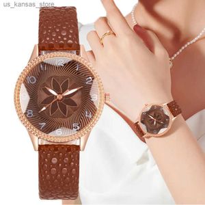 Montre-bracelets Femmes 2023 Nouvelles marques simples Retro Flowers Pointer Design Quartz Es Fashion Brown Leather Lady Gift Clower Clows240409