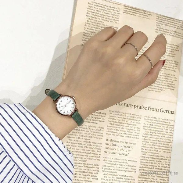 Montre-bracelets Femmes Brown White Small Montres Versatiles Sangle mince en cuir Band dames Quartz Watch Wristwatch Horloge