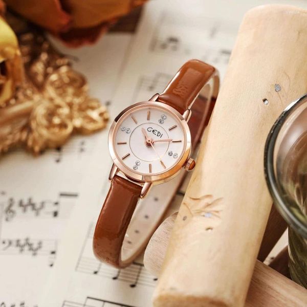 Montre-bracelettes Femme Fashion Casual Leather Belt Watches Simple Ladies Round Round Dial Quartz Robe Clock White Watch For Girls Luxury