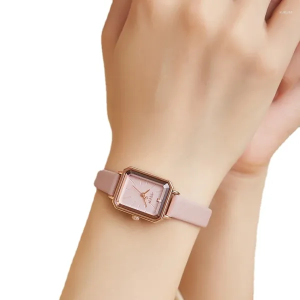 Montres-bracelets Montre Femme 2023 Lumière Luxe Minorité Simple Élégant Petit Carré Exquis Quartz Étanche