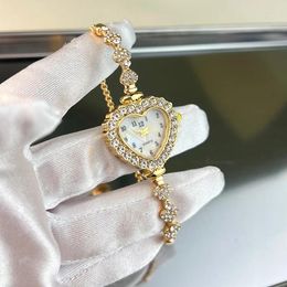 Montre-bracelets Bracet de montre féminin Love Light Luxury Diamond Bracelet Ajustement gratuit Quartz Clock Reloj V131