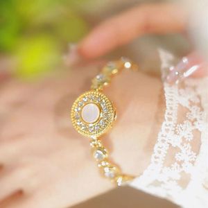 Montres-bracelets Montre Femme Light Diamond Set Flip Bracelet Élégant et Tempérament Petit Groupe Femelle V84