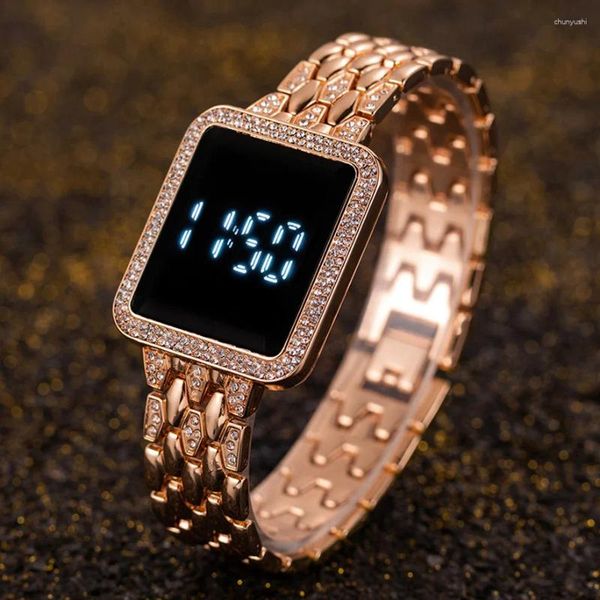 Mujeres de pulsera Relojes para mujeres Mujeres famosas reloj digital de moda Rhinestone de acero inoxidable Damas Wathes