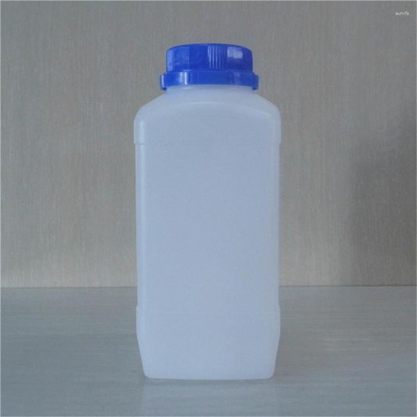 Tapón de rosca azul de la tapa de los frascos de la muestra del reactivo de la botella de plástico blanca de X500ml en la cubierta