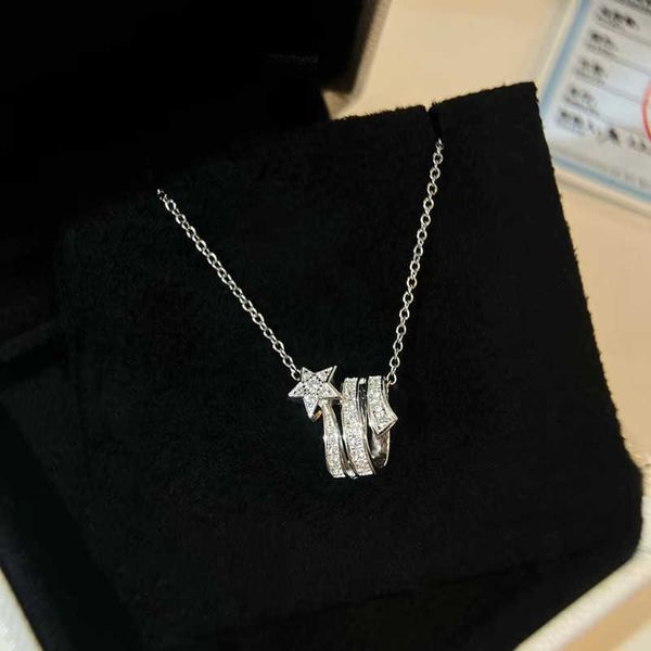 Xiangjia Collier à trois anneaux plein de diamants avec pendentif météore en diamant et chaîne de collier à texture polyvalente pentagramme de luxe pour femmes