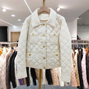 Xiao Xiangfeng doudoune courte Lingge légère et fine hiver 2023 nouveau petit bouton doré version coréenne pour femme de veste slim en duvet de canard blanc