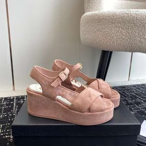 Xiao Xiangfeng Sandalias de suela gruesas para tacones de pendiente abierta de los pies abiertos para mujeres, plataforma impermeable, Zhao Lusi elevado, los mismos zapatos de estilo, verano 2024