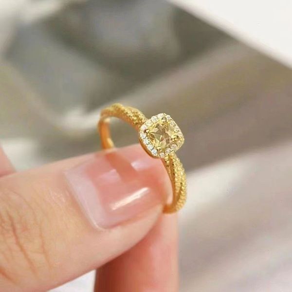 Anillo de diamantes de cristal amarillo azúcar pequeño popular de Xiaohongshu, diseño de nicho femenino, anillo de estilo insertado, joyería de 18k al por mayor