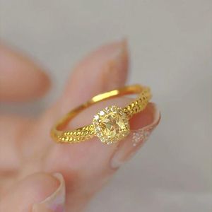 Xiaohongshu Bague en diamant jaune sucre du même style pour femme, luxe léger et design pour petite foule, ouverture de style Sensation Ins, bague 18 carats, vente en gros