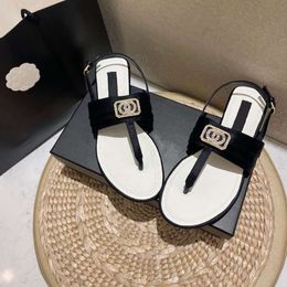 Xiaoxiang Fengshui Diamond Clip Teen Sandalen voor Vrouwen 2023 Nieuwe Zijde Ronde Kop Een lijn Gesp Casual Veelzijdige Platte Bodem Sandalen