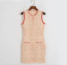 Xiaoxiang New Xiaoxiang Wind Hollow Relief Diamond Grid Vestido sin mangas de punto Falda de cadera envuelta Tricolor para mujer