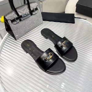 Xiaoxiangfeng 2024 Metalen gesp een lijn met echt leer nieuwe nieuwe hiel platte bodem veelzijdige sandalen voor vrouwen