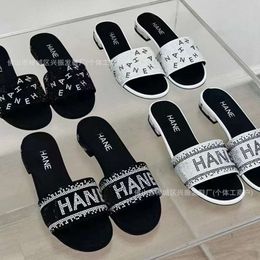 Xiaoxiangfeng 2024 lente/zomer nieuwe waterdiamanten brief druk diamant borduurwerk strand vakantie een woord slippers voor vrouwen die koele slippers buiten dragen