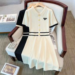 Xiaoxiangfeng Franse Hepburn kleine zwarte jurk kinderzomer nieuw ontwerp voelt taille slanke ijszijde gebreide jurk