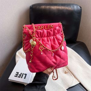 Xiaoxiangfeng Golden Ball Chain Lingge Water Bucket Femme Lettre fraîche et capable Petite épaule 2024 78% de réduction sur le magasin en gros