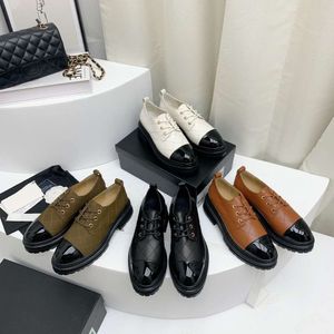 Xiaoxiangfeng Lefu 2024 nieuwe dikke zool veters Britse academiestijl klein leer dames kleurblokken verhoogde enkele schoenen trend