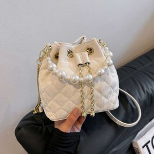 Xiaoxiangfeng lingge chain épaule pour femmes printemps / été 2024 Nouveau sac de seau de baquet de mode Perle à main perle 80% Factory Wholesale
