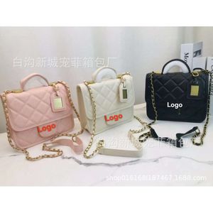 Xiaoxiangfeng Lingge Broidered Thread Chain 2024 New Style Femme Versatile, petit et luxe Handheld One épaule Cropbody Bag 80% Factory Wholesale