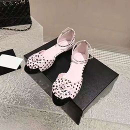 Xiaoxiangfeng Mountain Camellia dot épissé des chaussures à talon bas authentique pour les femmes au début du printemps 2024 Nouvelles sandales en cuir laquer de laquer