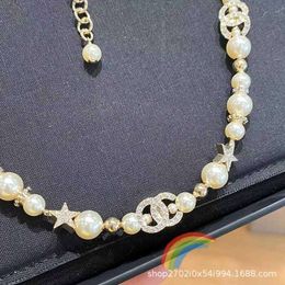 Le nouveau collier de perles étoile clouté de diamants de Xiaoxiangfeng pour la polyvalence de la mode féminine sur Internet célèbre tour de cou mondain et chaîne de cou