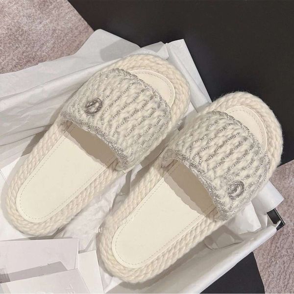 2024 Nouveau style Chanells Chanells Slippers Women's 2023 Nouvelle printemps épaisse semelle d'été Sandales en tricot épais de grade de haute qualité