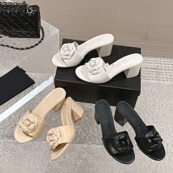 Xiaoxiangfeng primavera nueva moda versátil punta abierta gruesa cuero genuino Camelia zapatillas de tacón alto para mujer