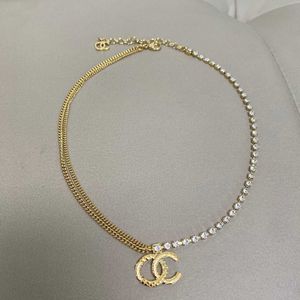 Xiaoxiangjia Collier ras du cou avec pendentif en relief en forme de diamant d'eau double couche en or 24p