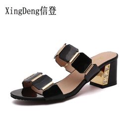 Xingdeng lady mode elegante geopende teen slipper meisje zomer ronde neus sandalen vrouwen gladiator vierkante hak slipper 35-43 210715