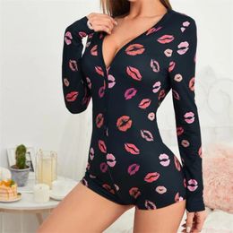 Xingqing Saint Valentin Pyjamas pour femmes Lèvres sexy imprimez le cou de profondeur Bouton Up Shorts Romper Jumps de combinaison Loungewear Slembear 240423