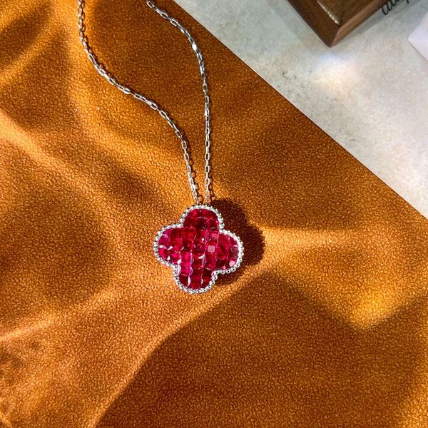Xiy non ternissante imperméable de haute qualité personnalisé 2,6 cm en or blanc rubis 15,55 mm 4 collier pendentif à fleurs de feuille de trèfle