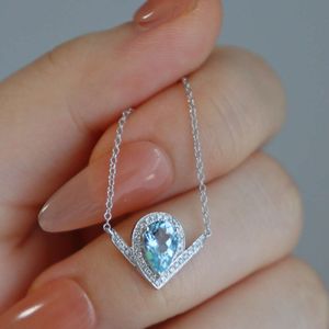 Xiy venta al por mayor diamante blanco oro sólido aguamarina gota de agua forma de V collar piedra preciosa clásica Au750 joyería fina