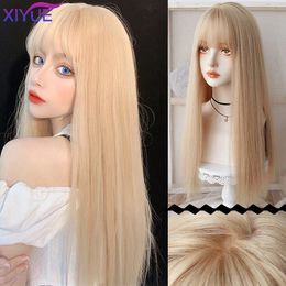 Xiyue Long Natural Wavy Platinum Blonde Pruiken met pony Cosplay Party Lolita Synthetische pruiken voor vrouwelijke hittebestendige vezels 240402