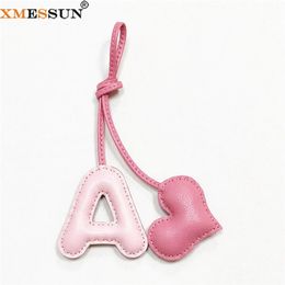 Xmessun Engels Letter A En Hart Charm Accessoires 2023 Mode Echt Leer Karakter Alfabet Sleutelhanger Hanger Tas 240122