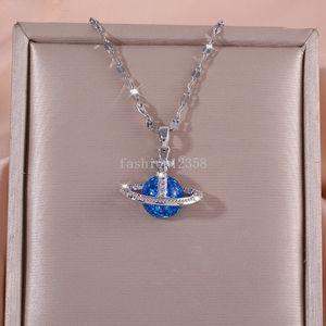 Le collier pendentif de luxe Blue Planet de style Y2K donne aux femmes un sentiment de luxe léger et de conception de niche