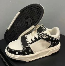 Les baskets non glissantes et de vêtements Yankees sont disponibles en noir pour hommes et femmes