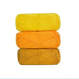 Fil 50 grammes / balle 100 mètres de moquette de coton commercial bricolage Ball Ball Baby Yarn utilisé pour le crochet et les chapeaux de couverture tricotés P230601