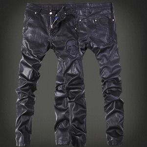 Yasuguoji extérieur pantalon en cuir pu homme marque de la mode de la mode Tag patchwork pour hommes skinny moto cuir jeans hommes 240424