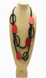 Ydydbz Red Metal Round Pendentif Choker pour femmes Colliers assortis de caoutchouc noir vintage Bohemian Women039 Vêtements Jewe9198060