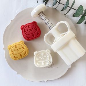 Année Dessin Animé Tigre Mooncake Moule 50g 3D Main Pression Cuisson Pâtisserie Dessert Printemps Festival Gâteau Décoration Outils 220601