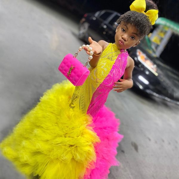 Vestidos de niña de flores de encaje amarillo y rosa para boda Vestidos de desfile de sirena con volantes Vestido de primera comunión de tul con escote joya