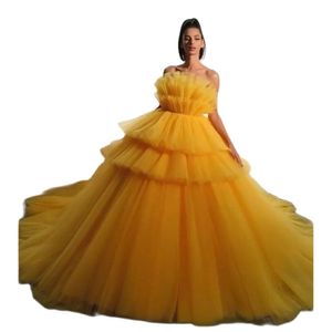 Gelbes Ballkleid-Abendkleid, trägerloses, gerüschtes, gestuftes Fotokleid, mehrlagiges, bauschiges Damen-Geburtstags-Partykleid