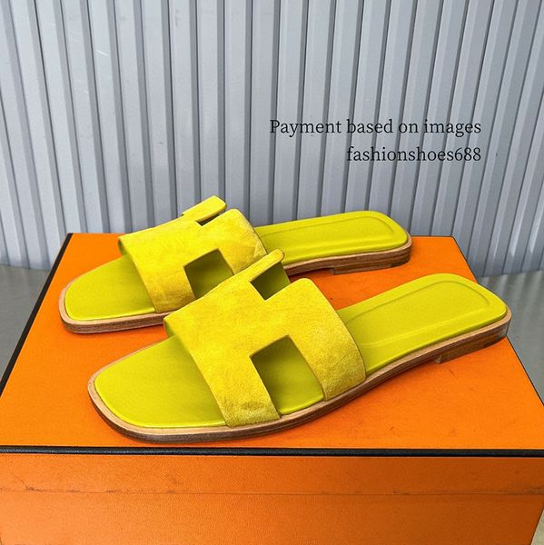 Zapatos de playa de alto sentido de moda amarilla todo el partido zapatos de viaje de verano Nuevas zapatillas para mujeres zapatillas con chanclas de tacón de tacón de cuero tallado plano de tallas de sandalias casuales 35-42 +caja