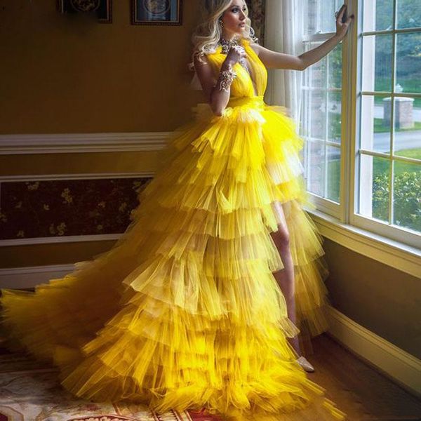 Vestidos de fiesta con abertura en el lado alto y bajo de color amarillo Cuello en V profundo Volantes sin espalda Falda de tul con niveles Vestido de desfile Vestidos de fiesta de noche con tren de barrido