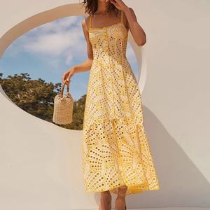 Robe élégante creuse jaune pour femmes 2023 été spaghetti bandoulière robe rétro pour femmes sans manches vêtements de conception de luxe 240329